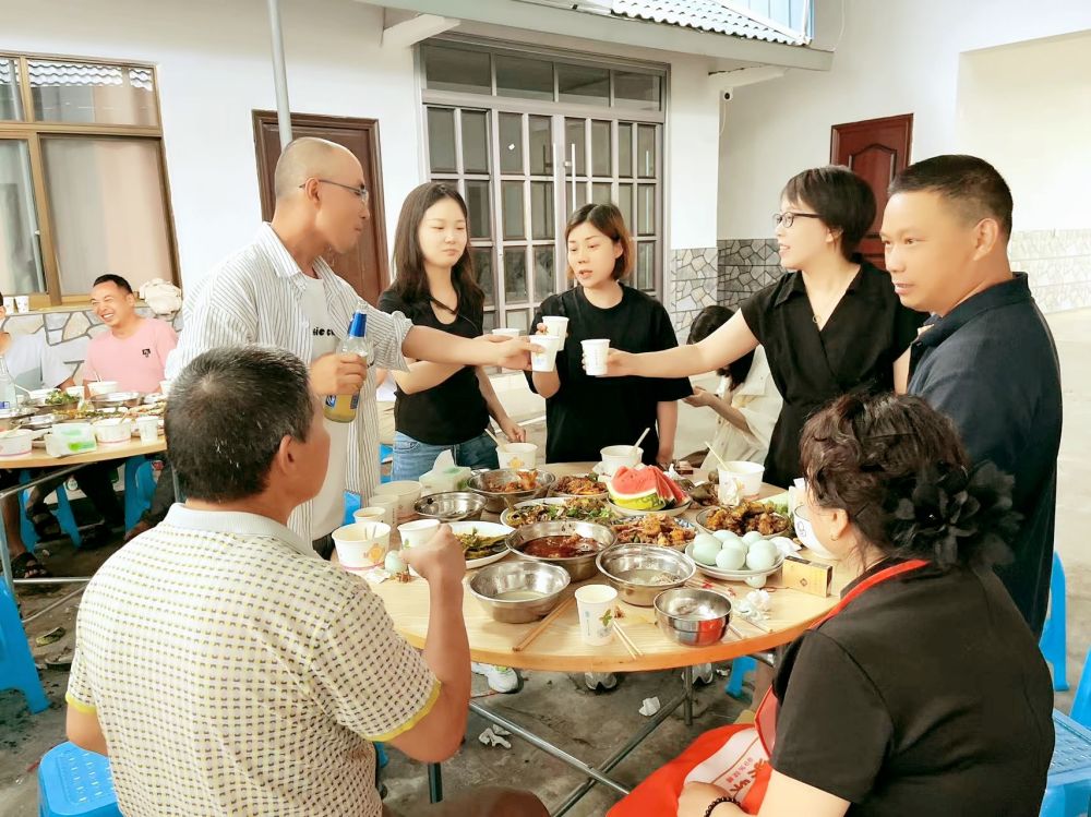 端午佳節(jié)即將來(lái)臨之際 四川博水環(huán)保 主管團(tuán)隊(duì) 攜節(jié)日禮品 ，向駐扎眉山工業(yè)園區(qū)污水處理廠(chǎng)項(xiàng)目駐地員工，送上深切的慰問(wèn)和關(guān)懷